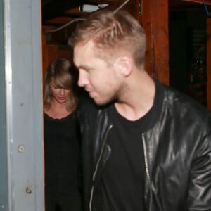 Taylor Swift et le DJ Calvin Harris confirment leur relation amoureuse en sortant main dans la main du club Troubadour à West Hollywood. Le 2 avril 2015