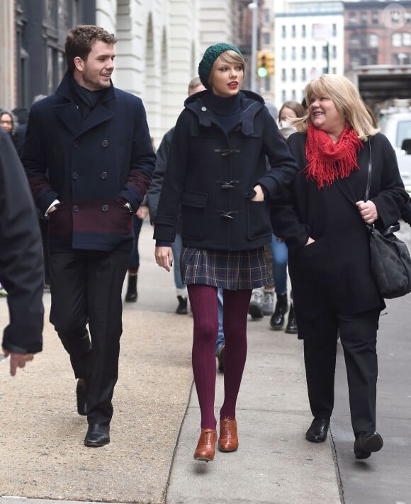 Taylor Swift va déjeuner avec son frère Austin et ses parents Andrea et Scott dans le quartier de Tribeca à New York, le 22 décembre 2014.