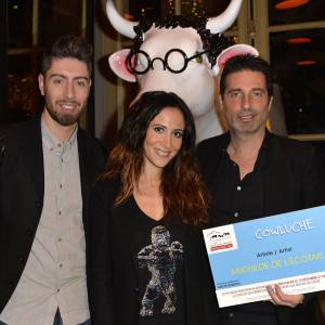 Exclusif - Richard Orlinski, Fabienne Carat et Julien Brugel posent devant Cowluche, la vache de l'artiste Mathilde de l'Ecotais - Vente aux enchères au profit des Resto du Coeur des 55 vaches de la 1ère Cow Parade Transhumance au monde, sur la terrasse du Mini Palais, le 15 décembre 2015. ©Veeren/Bestimage