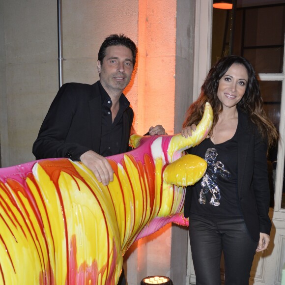 Exclusif - Fabienne Carat pose avec Richard Orlinski et sa vache Crystal Lady - Vente aux enchères au profit des Resto du Coeur des 55 vaches de la 1ère Cow Parade Transhumance au monde, sur la terrasse du Mini Palais, le 15 décembre 2015. ©Veeren/Bestimage