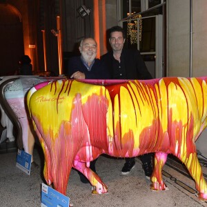 Exclusif - Gérard Jugnot (parrain de la Cow Parade) pose avec Richard Orlinski et sa vache Crystal Lady - Vente aux enchères au profit des Resto du Coeur des 55 vaches de la 1ère Cow Parade Transhumance au monde, sur la terrasse du Mini Palais, le 15 décembre 2015. ©Veeren/Bestimage