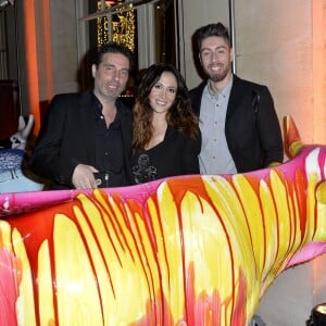 Exclusif - Fabienne Carat et Julien Brugel posent avec Richard Orlinski et sa vache Crystal Lady - Vente aux enchères au profit des Resto du Coeur des 55 vaches de la 1ère Cow Parade Transhumance au monde, sur la terrasse du Mini Palais, le 15 décembre 2015. ©Veeren/Bestimage