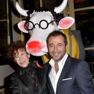 Exclusif - Véronique Colucci et Bernard Montiel posent devant Cowluche (la vache de Mathilde de l'Ecotais) - Vente aux enchères au profit des Resto du Coeur des 55 vaches de la 1ère Cow Parade Transhumance au monde, sur la terrasse du Mini Palais, le 15 décembre 2015. ©Veeren/Bestimage