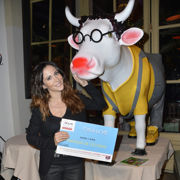 Exclusif - Fabienne Carat pose devant Cowluche (la vache de Mathilde de l'Ecotais) - Vente aux enchères au profit des Resto du Coeur des 55 vaches de la 1ère Cow Parade Transhumance au monde, sur la terrasse du Mini Palais, le 15 décembre 2015. ©Veeren/Bestimage