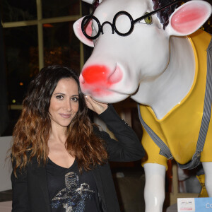 Exclusif - Fabienne Carat pose devant Cowluche (la vache de Mathilde de l'Ecotais) - Vente aux enchères au profit des Resto du Coeur des 55 vaches de la 1ère Cow Parade Transhumance au monde, sur la terrasse du Mini Palais, le 15 décembre 2015. ©Veeren/Bestimage