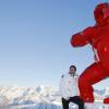 Exclusif - Installation des sculptures de Richard Orlinski dans la station de ski de Courchevel le 2 décembre 2015, dans le cadre de l'opération "L'art au sommeil".