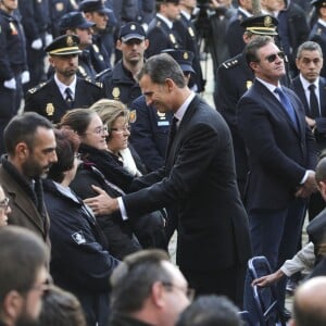 La reine Letizia et le roi Felipe VI d'Espagne assistaient le 15 décembre 2015 aux funérailles de Jorge Garcia Tudela et Isidro Gabino San Martin Hernandez, deux policiers espagnols tués à l'ambassade d'Espagne à Kaboul (Afghanistan) lors d'un attentat perpétré par un commando taliban.