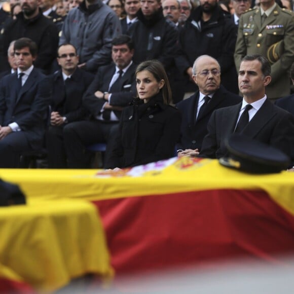 La reine Letizia et le roi Felipe VI d'Espagne assistaient le 15 décembre 2015 aux funérailles de Jorge Garcia Tudela et Isidro Gabino San Martin Hernandez, deux policiers espagnols tués à l'ambassade d'Espagne à Kaboul (Afghanistan) lors d'un attentat perpétré par un commando taliban.