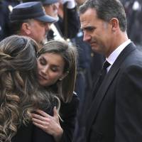 Letizia et Felipe VI d'Espagne émus aux obsèques des 2 policiers tués à Kaboul