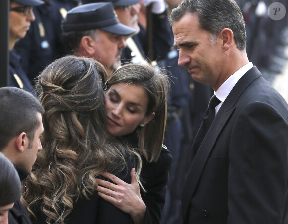 La reine Letizia et le roi Felipe VI d'Espagne assistaient le 15 décembre 2015 aux funérailles de Jorge Garcia Tudela et Isidro Gabino San Martin Hernandez, deux policiers espagnols tués à l'ambassade d'Espagne à Kaboul (Afghanistan) lors d'un attentat perpétré par un commando taliban.