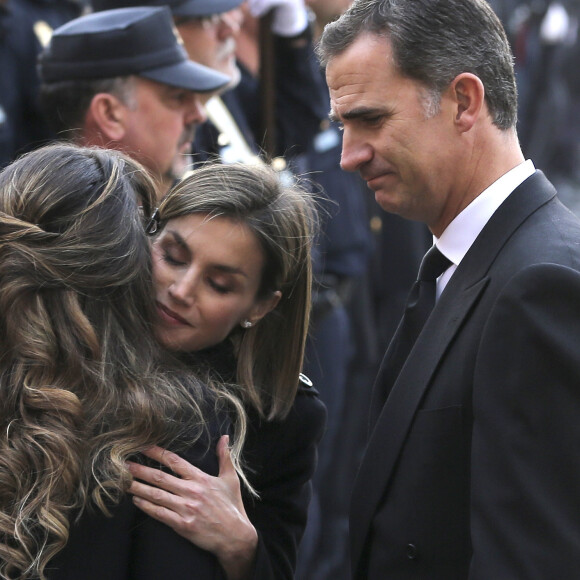 La reine Letizia et le roi Felipe VI d'Espagne assistaient le 15 décembre 2015 aux funérailles de Jorge Garcia Tudela et Isidro Gabino San Martin Hernandez, deux policiers espagnols tués à l'ambassade d'Espagne à Kaboul (Afghanistan) lors d'un attentat perpétré par un commando taliban.