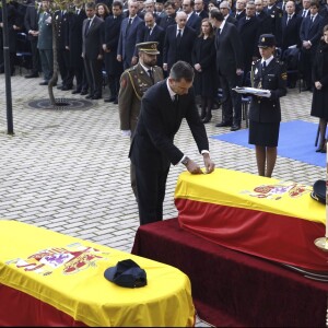 La reine Letizia et le roi Felipe VI d'Espagne assistaient le 15 décembre 2015 aux funérailles de Jorge Garcia Tudela et Isidro Gabino San Martin Hernandez, deux policiers espagnols tués à l'ambassade d'Espagne à Kaboul (Afghanistan) lors d'un attentat perpétré par un commando taliban.