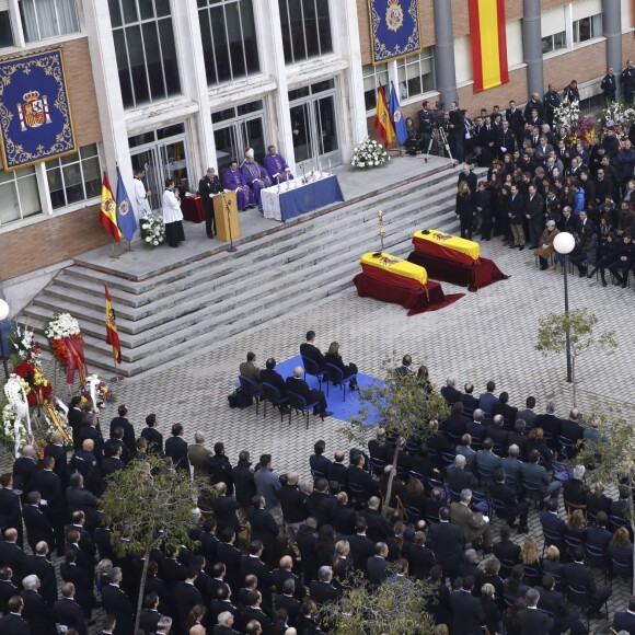 La reine Letizia et le roi Felipe VI d'Espagne assistaient le 15 décembre 2015 aux funérailles de Jorge Garcia Tudela et Isidro Gabino San Martin Hernandez, deux policiers espagnols tués à l'ambassade d'Espagne à Kaboul (Afghanistan) lors d'un attentat perpétré par un commando taliban.