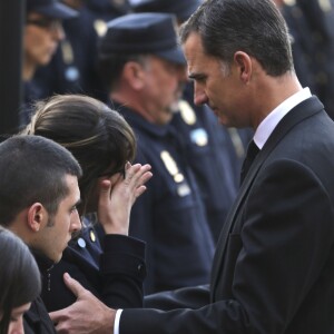 La reine Letizia et le roi Felipe VI d'Espagne assistaient le 15 décembre 2015 aux funérailles de Jorge Garcia Tudela et Isidro Gabino San Martin Hernandez, deux policiers espagnols tués à l'ambassade d'Espagne à Kaboul (Afghanistan) lors d'un attentat perpétré par un commando taliban.