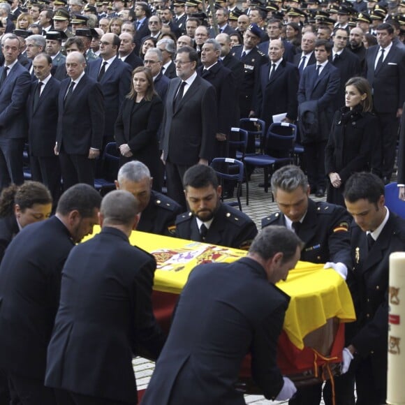 La reine Letizia et le roi Felipe VI d'Espagne assistaient le 15 décembre 2015 aux funérailles de Jorge Garcia Tudela et Isidro Gabino San Martin Hernandez, deux policiers espagnols tués à l'ambassade d'Espagne à Kaboul (Afghanistan) lors d'un attentat perpétré par un commando taliban.