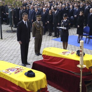 La reine Letizia et le roi Felipe VI d'Espagne assistaient le 15 décembre 2015 aux funérailles de Jorge Garcia Tudela et Isidro Gabino San Martin Hernandez, deux policiers espagnols tués à l'ambassade d'Espagne à Kaboul (Afghanistan) lors d'un attentat perpétré par un commando taliban.