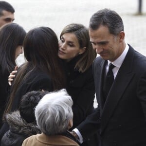 La reine Letizia et le roi Felipe VI d'Espagne assistaient le 15 décembre 2015 aux funérailles de Jorge Garcia Tudela et Isidro Gabino San Martin Hernandez, deux policiers espagnols tués à l'ambassade d'Espagne à Kaboul (Afghanistan) lors d'un attentat perpétré par un commando taliban.