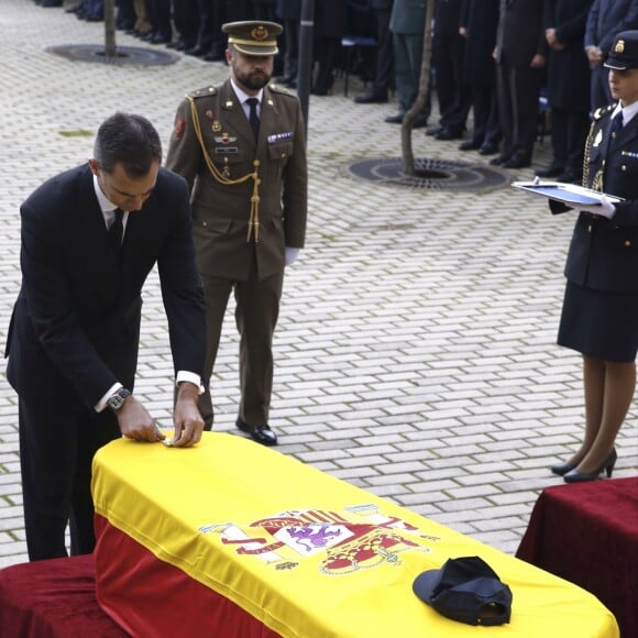 La reine Letizia et le roi Felipe VI d'Espagne assistaient le 15 décembre 2015 aux funérailles de Jorge Garcia Tudela et Isidro Gabino San Martin Hernandez, deux policiers espagnols tués à l'ambassade d'Espagne à Kaboul (Afghanistan) lors d'un attentat perpétré par un commando taliban.