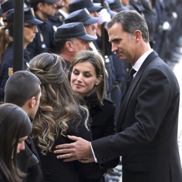 La reine Letizia et le roi Felipe VI d'Espagne assistaient le 15 décembre 2015 aux funérailles de Jorge Garcia Tudela et Isidro Gabino San Martin Hernandez, deux policiers espagnols tués à l'ambassade d'Espagne à Kaboul (Afghanistan) lors d'un attentat perpétré par un commando taliban.
