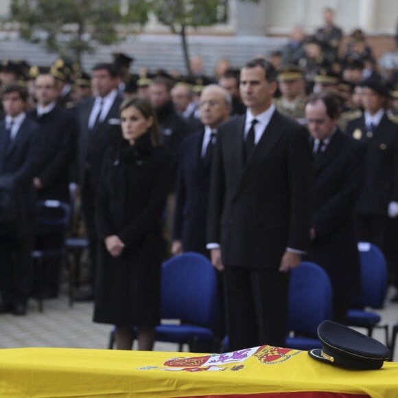 La reine Letizia et le roi Felipe VI d'Espagne assistaient le 15 décembre 2015 aux funérailles de Jorge Garcia Tudela et Isidro Gabino San Martin Hernandez, deux policiers espagnols tués à l'ambassade d'Espagne à Kaboul (Afghanistan) lors d'un attentat perpétré par un commando taliban.