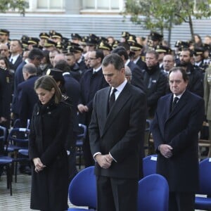 La reine Letizia et le roi Felipe VI d'Espagne assistaient le 15 décembre 2015 aux funérailles de Jorge Garcia Tudela et Isidro Gabino San Martin Hernandez, deux policiers espagnols tués à l'ambassade d'Espagne à Kaboul (Afghanistan) lors d'un attentat perpétré par un commando taliban.