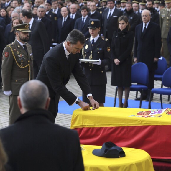 La reine Letizia et le roi Felipe VI d'Espagne assistaient le 15 décembre 2015 aux funérailles de Jorge Garcia Tudela et Isidro Gabino San Martin Hernandez, deux policiers espagnols tués à l'ambassade d'Espagne à Kaboul (Afghanistan) lors d'un attentat perpétré par un commando taliban.