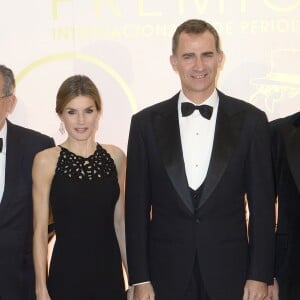 Le roi Felipe VI et la reine Letizia d'Espagne à la cérémonie des Cavia, Mingote et Luca de Tena Journalist Award à Madrid le 10 décembre 2015.