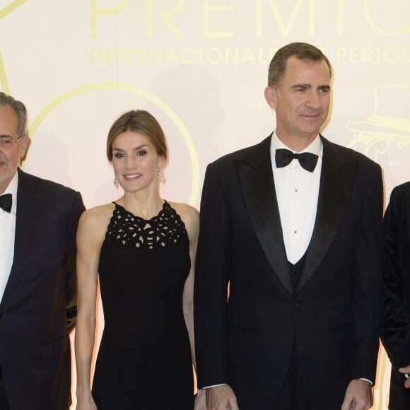 Le roi Felipe VI et la reine Letizia d'Espagne à la cérémonie des Cavia, Mingote et Luca de Tena Journalist Award à Madrid le 10 décembre 2015.