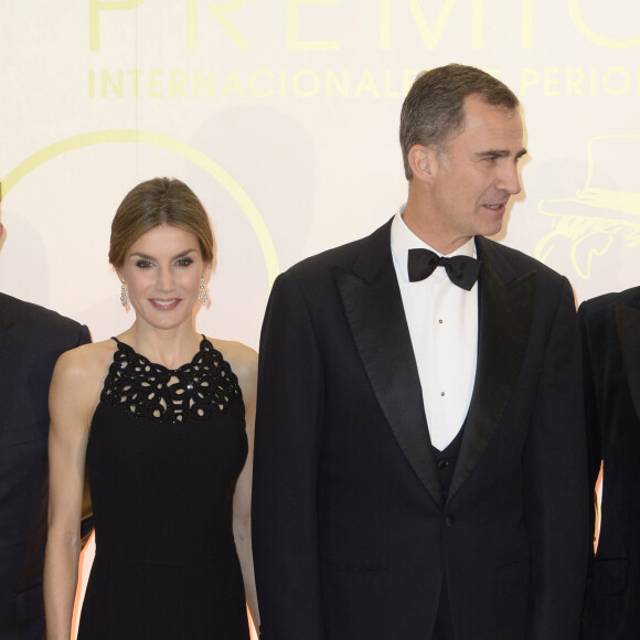 Le roi Felipe VI et la reine Letizia d'Espagne à la cérémonie des Cavia, Mingote et Luca de Tena Journalist Award à Madrid le 10 décembre 2015.