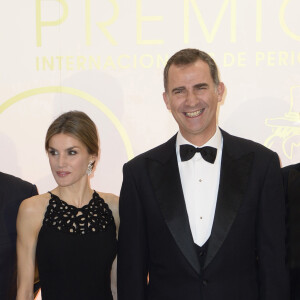 Le roi Felipe VI et la reine Letizia d'Espagne à la cérémonie des Cavia, Mingote et Luca de Tena Journalist Award à Madrid le 10 décembre 2015.