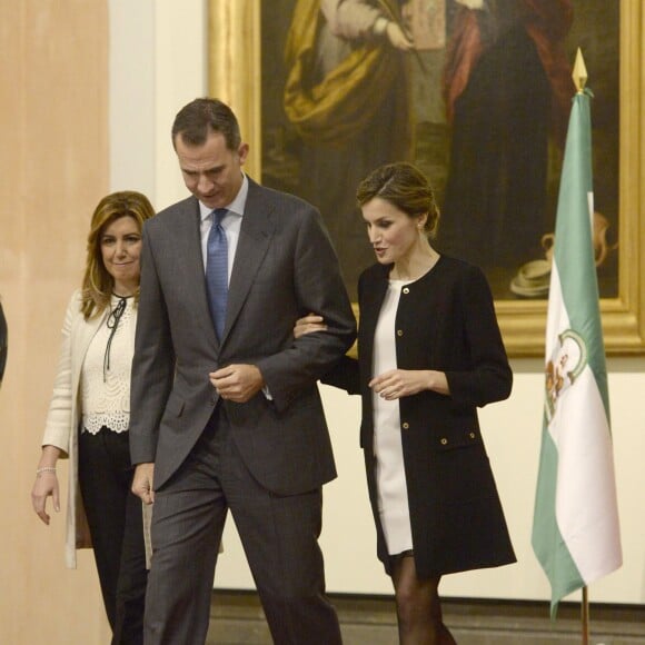 Le roi Felipe VI et la reine Letizia d'Espagne remettent les médailles d'or du mérite des Beaux-Arts 2014 à Séville, le 2 décembre 2015.