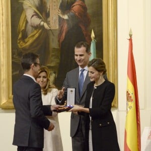 Le roi Felipe VI et la reine Letizia d'Espagne remettent les médailles d'or du mérite des Beaux-Arts 2014 à Séville, le 2 décembre 2015.