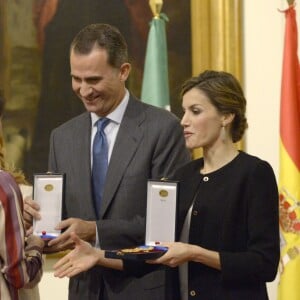 Le roi Felipe VI et la reine Letizia d'Espagne remettent les médailles d'or du mérite des Beaux-Arts 2014 à Séville, le 2 décembre 2015.