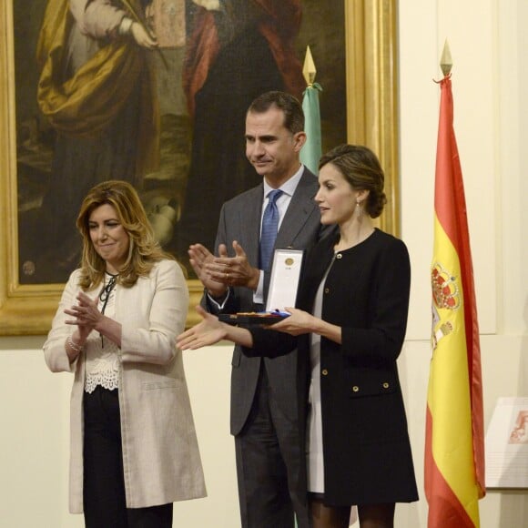 Le roi Felipe VI et la reine Letizia d'Espagne remettent les médailles d'or du mérite des Beaux-Arts 2014 à Séville, le 2 décembre 2015.