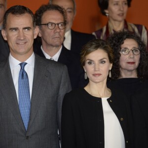 Le roi Felipe VI et la reine Letizia d'Espagne remettent les médailles d'or du mérite des Beaux-Arts 2014 à Séville, le 2 décembre 2015.