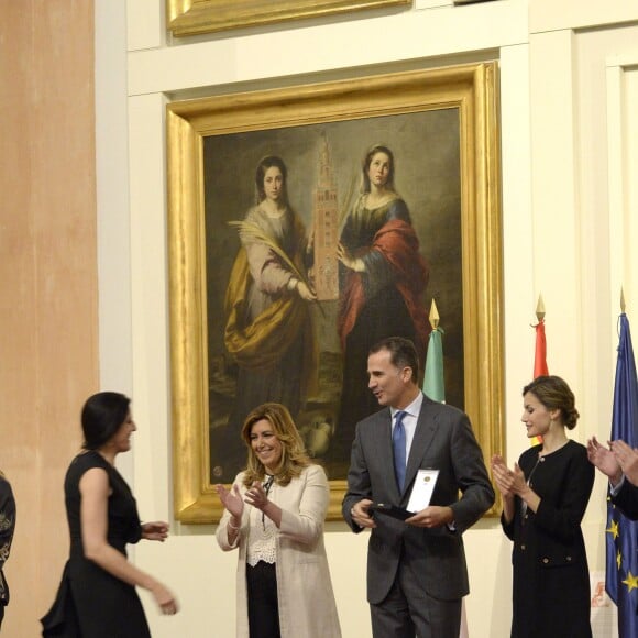 Le roi Felipe VI et la reine Letizia d'Espagne remettent les médailles d'or du mérite des Beaux-Arts 2014 à Séville, le 2 décembre 2015.