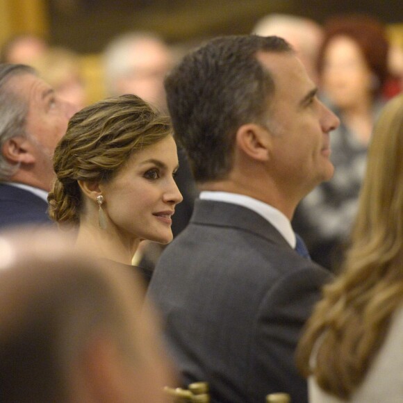 Le roi Felipe VI et la reine Letizia d'Espagne remettent les médailles d'or du mérite des Beaux-Arts 2014 à Séville, le 2 décembre 2015.