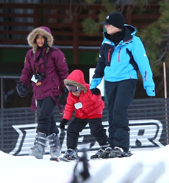 Exclusif - Christina Milian et sa fille Violet - Christina Millian,sa fille Violet, sa soeur Liz et son compagnon Dominique Jean-Zephirin passent une après-midi au ski à Big Bear Lake le 13 décembre 2015.