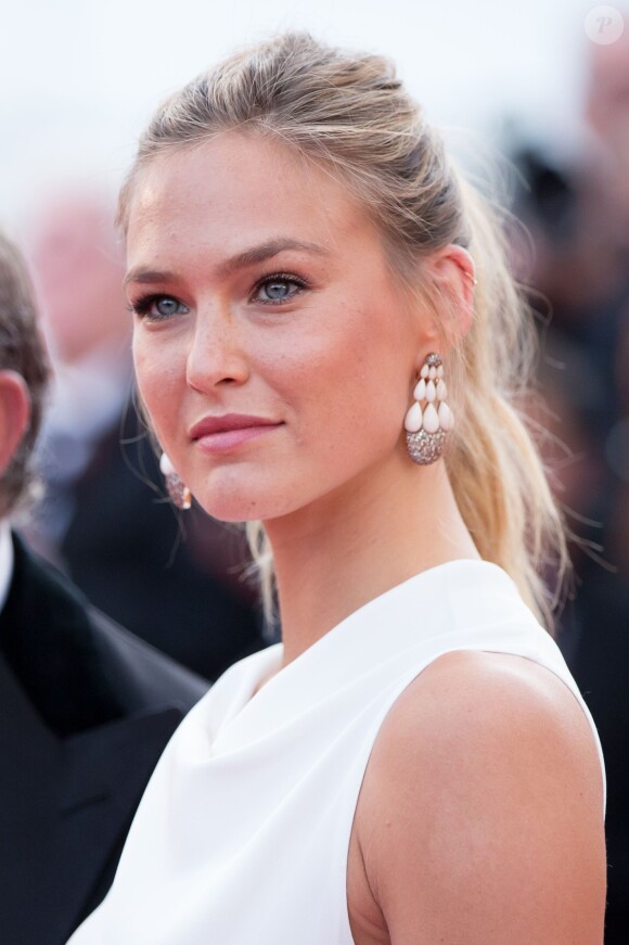Bar Refaeli (bijoux de Grisogono) - Montée des marches du film "La Tête Haute" pour l'ouverture du 68 ème Festival du film de Cannes – Cannes le 13 mai 2015
