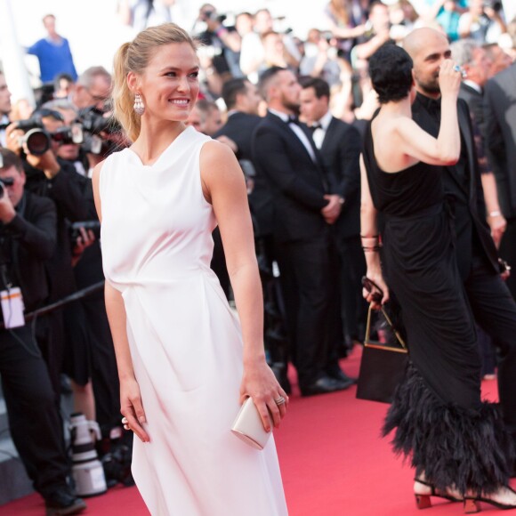 Bar Refaeli (bijoux de Grisogono) - Montée des marches du film "La Tête Haute" pour l'ouverture du 68 ème Festival du film de Cannes – Cannes le 13 mai 2015