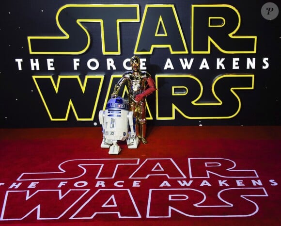 R2-D2 et C-3PO - People à la première de Star Wars: The Force awakens à Odeon Leicester Square à Londres le 16 décembre 2015.