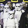 Les Stormtroopers et Anakin Skywalker, ou Dark Vador - People à la première de Star Wars: The Force awakens à Odeon Leicester Square à Londres le 16 décembre 2015.