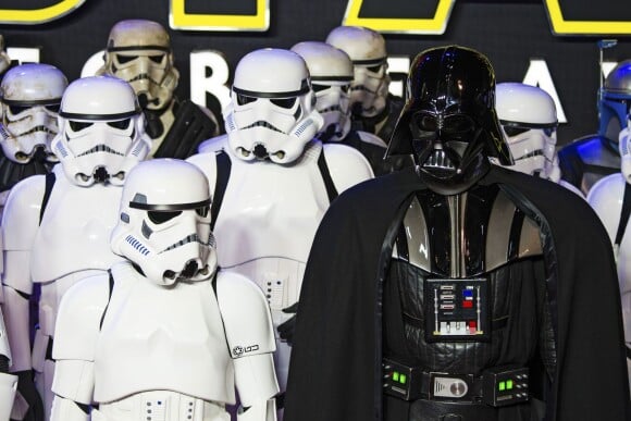 Les Stormtroopers et Anakin Skywalker, ou Dark Vador - People à la première de Star Wars: The Force awakens à Odeon Leicester Square à Londres le 16 décembre 2015.