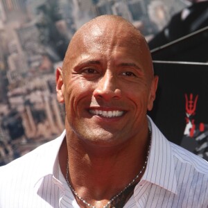 Dwayne Johnson laisse ses empreintes dans le ciment hollywoodien au TCL Chinese Theater à Hollywood, le 19 mai 2015