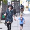 Hilary Duff se promène avec son fils Luca dans les rues de Studio City, le 6 décembre 2015