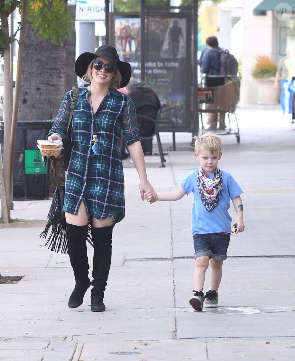 Hilary Duff se promène avec son fils Luca dans les rues de Studio City, le 6 décembre 2015