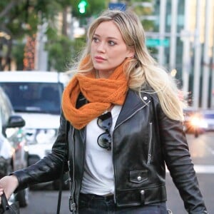 Hilary Duff fait du shopping à Beverly Hills, le 12 décembre 2015.