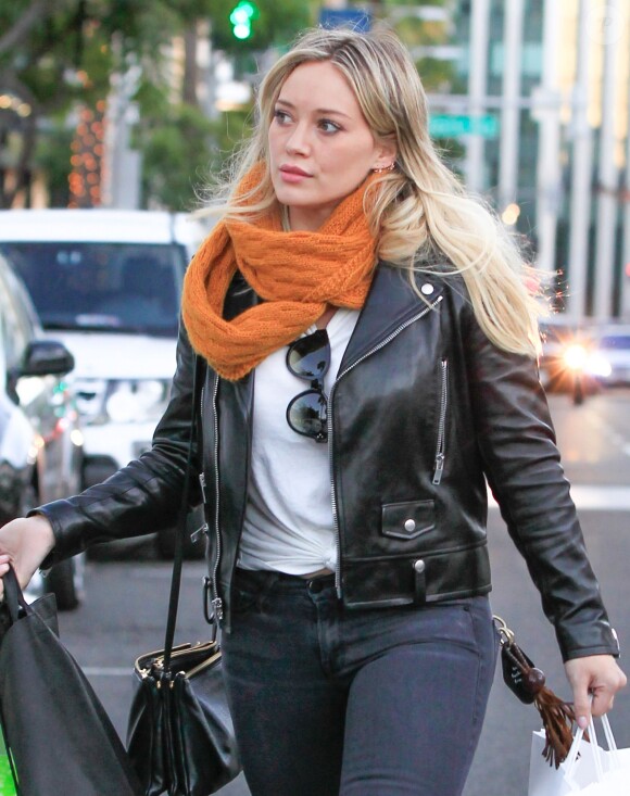 Hilary Duff fait du shopping à Beverly Hills, le 12 décembre 2015.