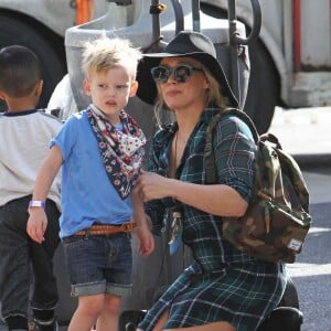 Hilary Duff se promène avec son fils Luca dans les rues de Studio City, le 6 décembre 2015