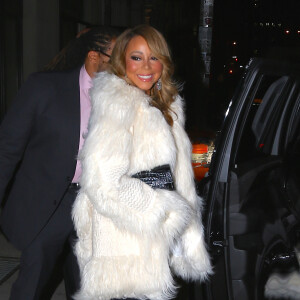 Mariah Carey sort de son domicile, avec une bouteille d'eau Vitamine Water, à New York. Le 18 décembre 2015